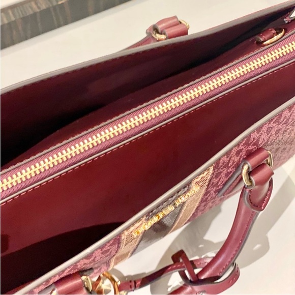 Michael Kors Sheila
Medium Signature Logo
Metallic Satchel
Crossbody - Picture 9 of 12